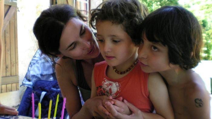 Autiste, épileptique, Samy, est un garçon de huit ans qui ne parle pas, marche difficilement, ne communique que très peu. Ce documentaire est le combat d'Eglantine Emeyé pour trouver une aide adaptée aux difficultés de son fils.